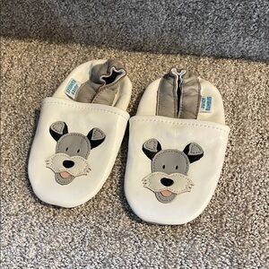 BNWOT leather and suede Juicy Bumbles crib shoes sz 18-24 months